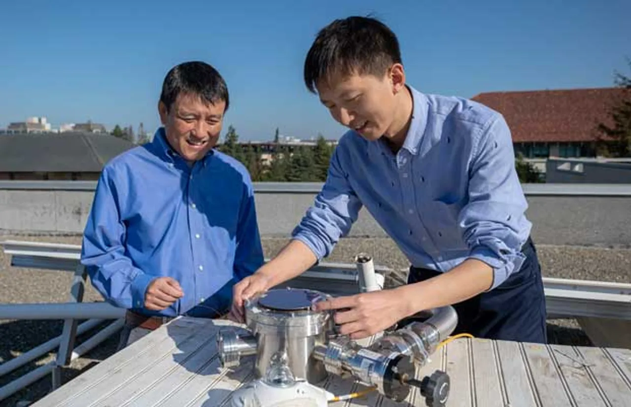 Professor Shanhui Fan and postdoctoral scholar Wei Li atop