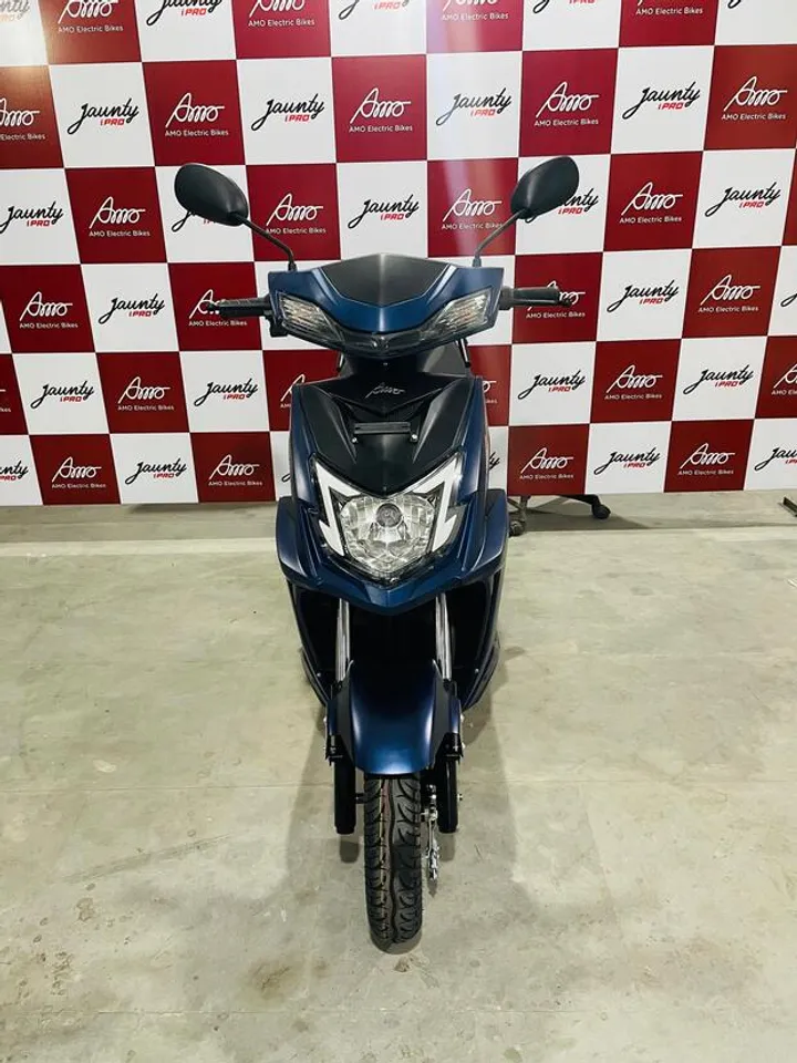 AMO Mobility two-wheeler EV model Jaunty i Pro with Smart BMS