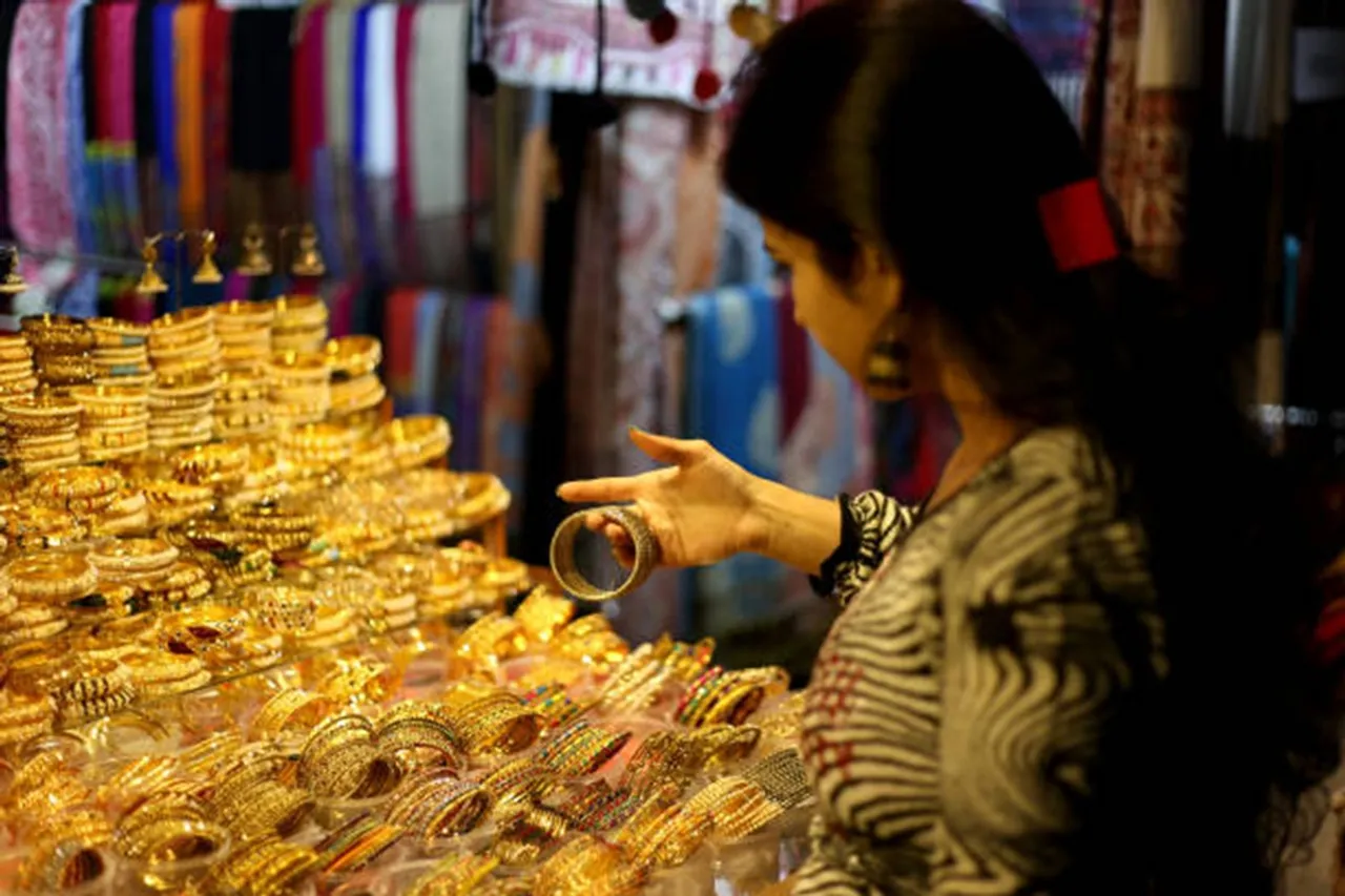 women buying gold