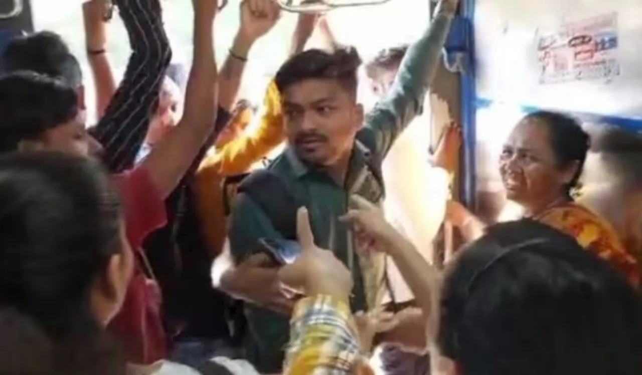 Women Beat Man On Mumbai Train