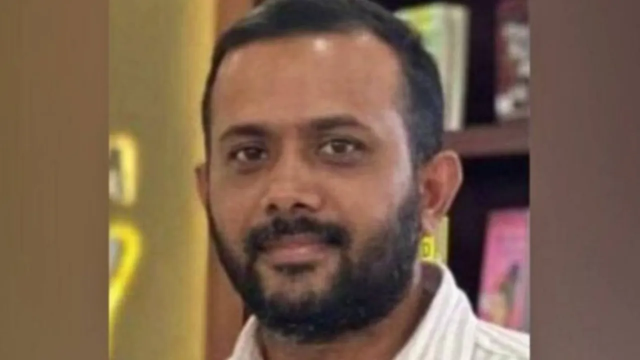 teacher arrested for flashing minor girl in bus