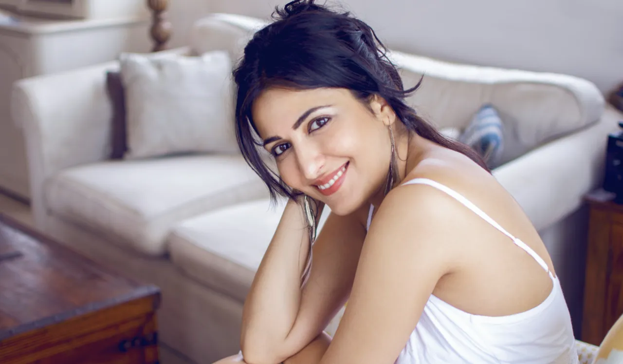 Eisha Chopra Groped By a Senior Citizen