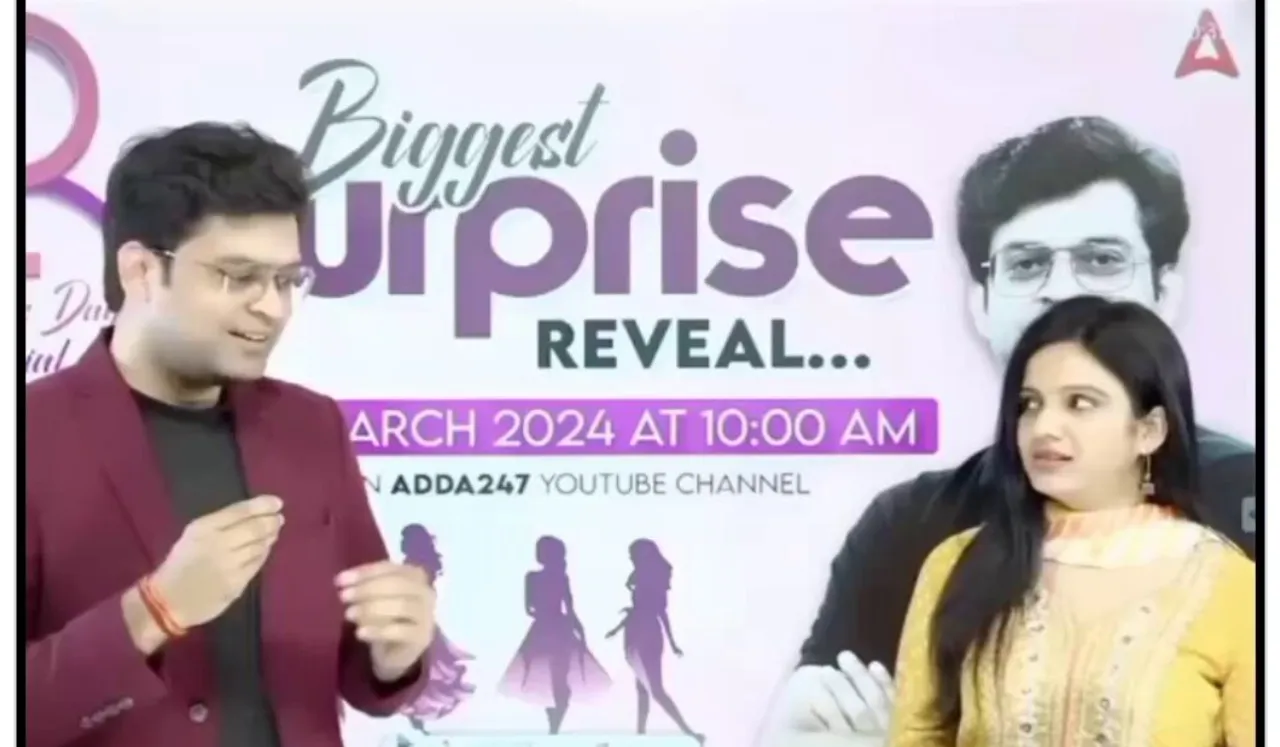 Educator proposes his colleague during live lecture