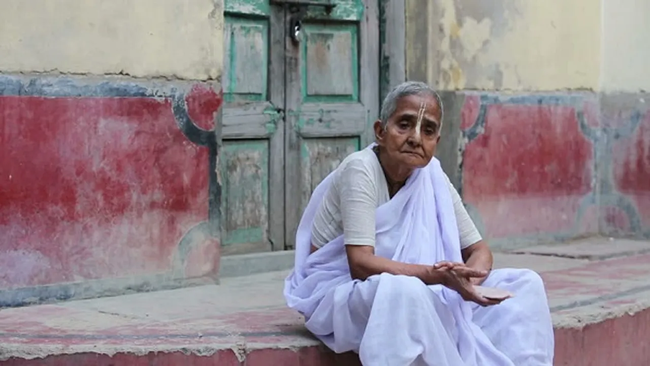 Old women in India, giving away flowers on TikTok