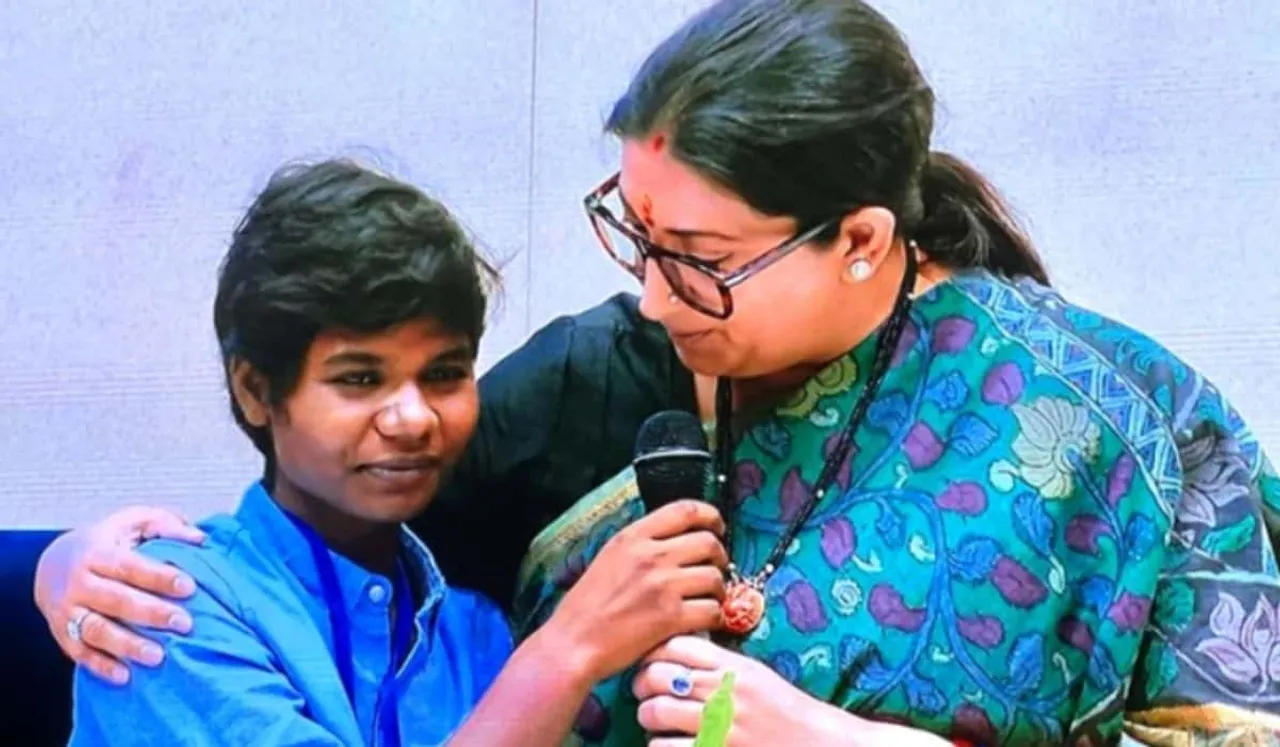 Smriti Irani Consoles Girl