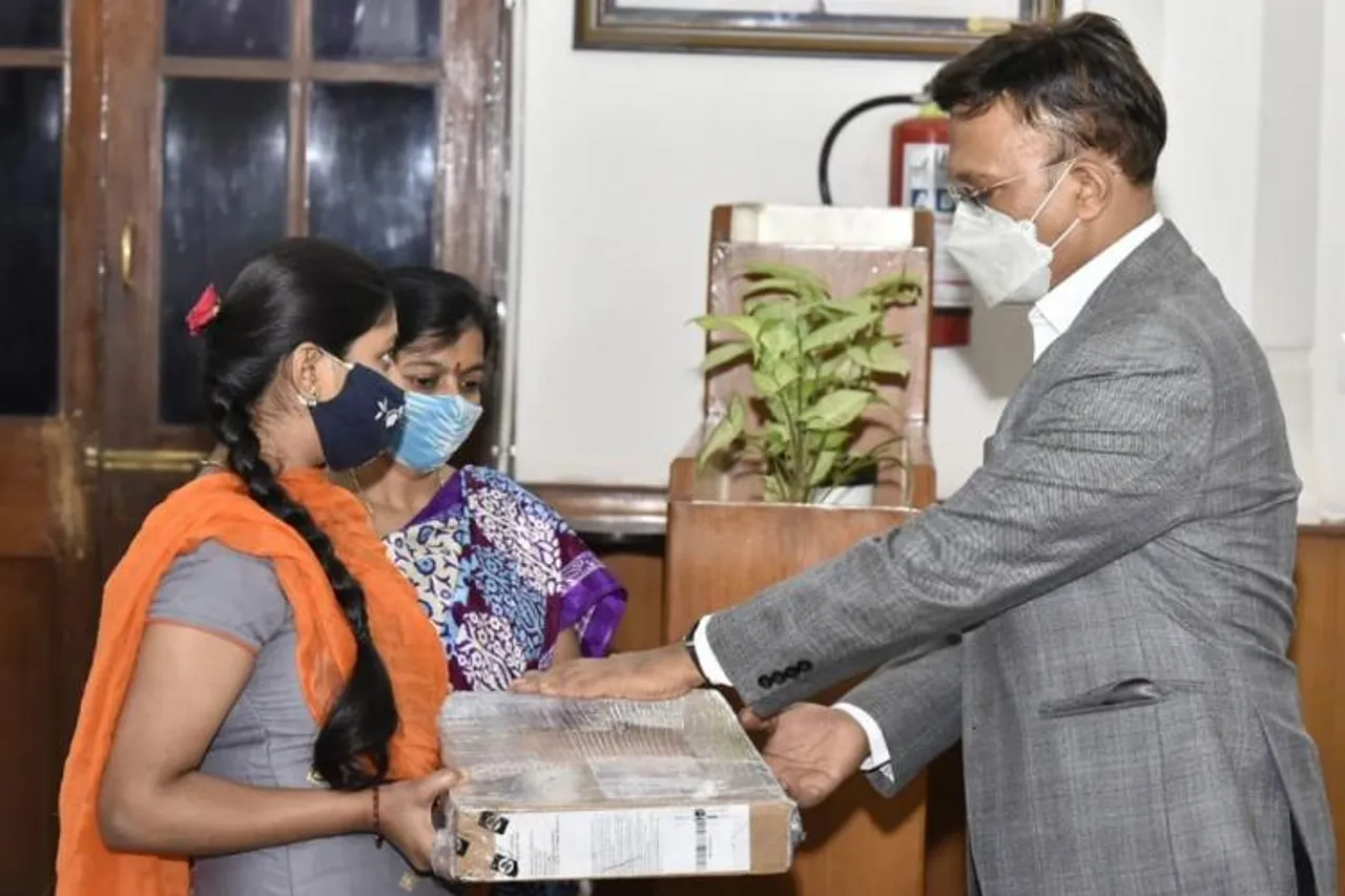Flower girl gets laptop ,The Viral Teen Banashankari Gets A Laptop From BBMP Chief