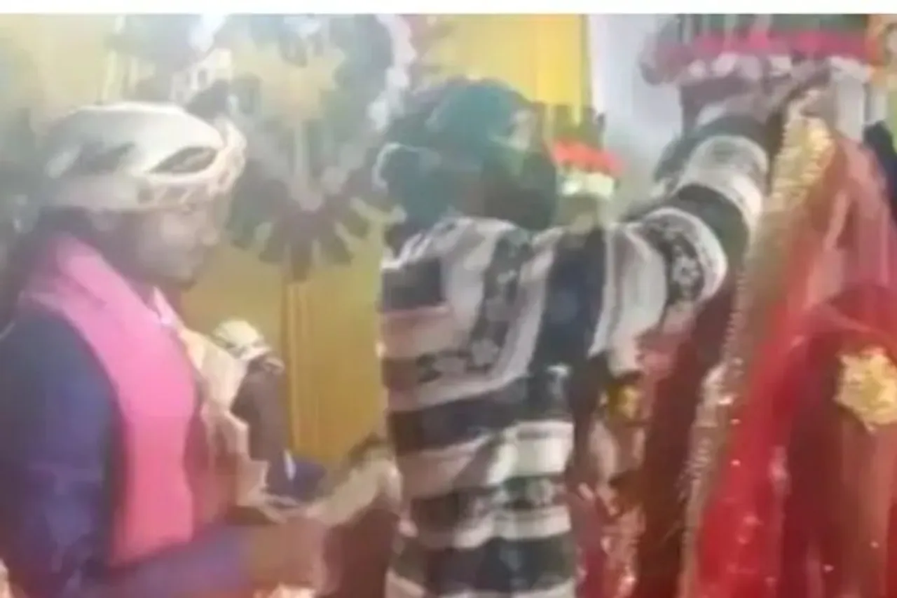 Man Forcibly Puts Sindoor, Man Puts Sindoor On Woman