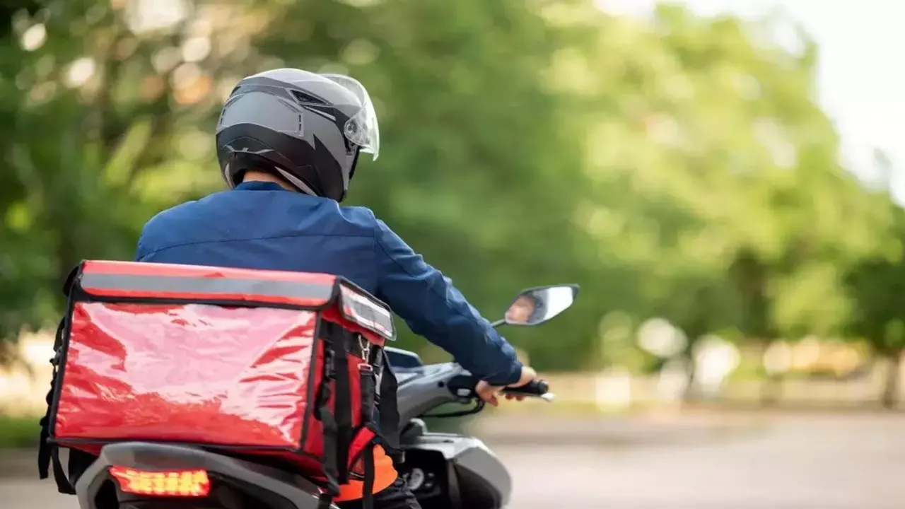 delivery boy slapped for staring at woman