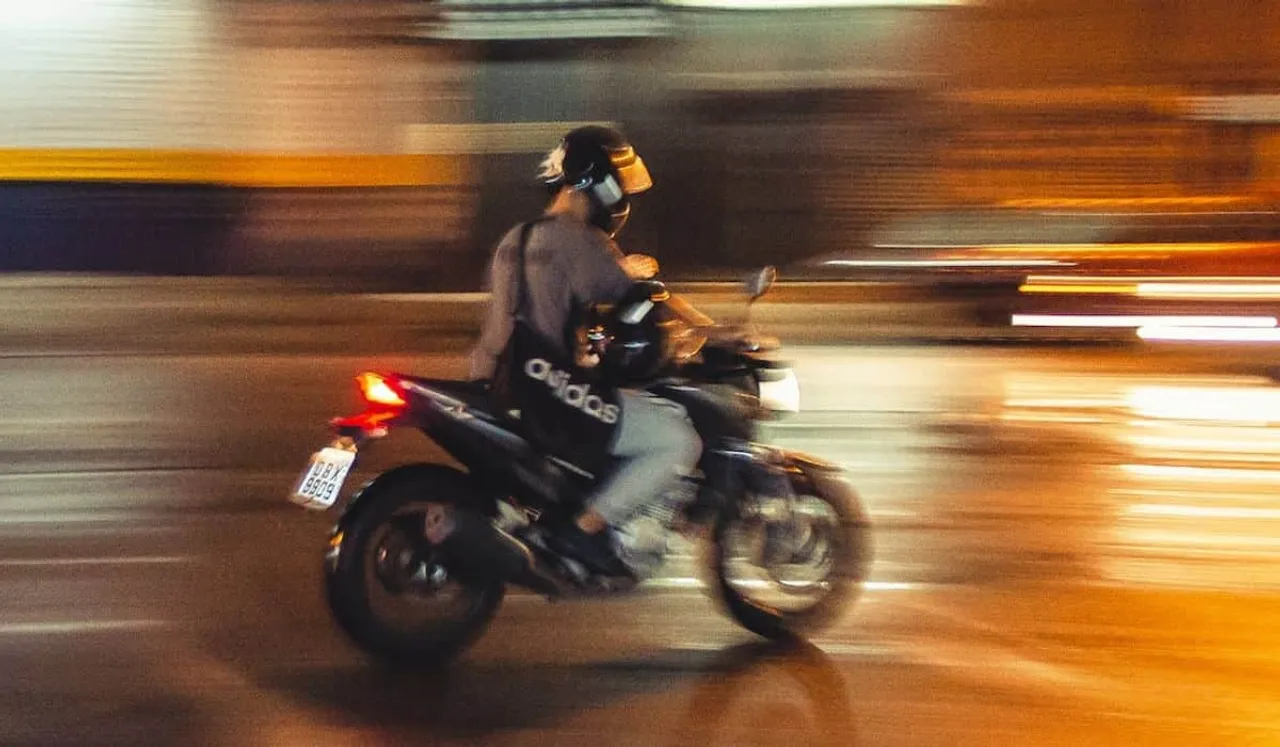 Woman Jumps From Rapido Bike-min