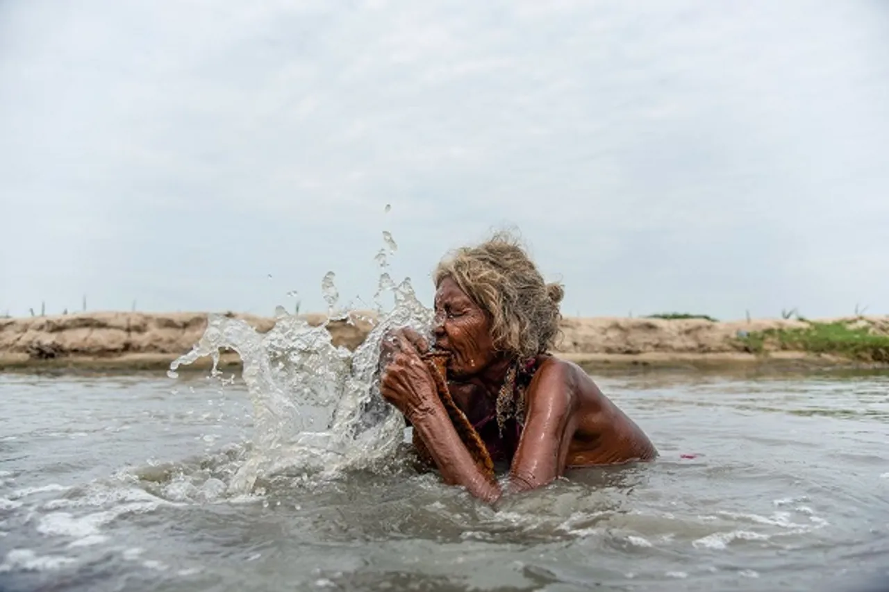 Meet Govindamma Velu, An Elderly Prawn-Catcher In Tamil Nadu Struggling To Make Ends Meet