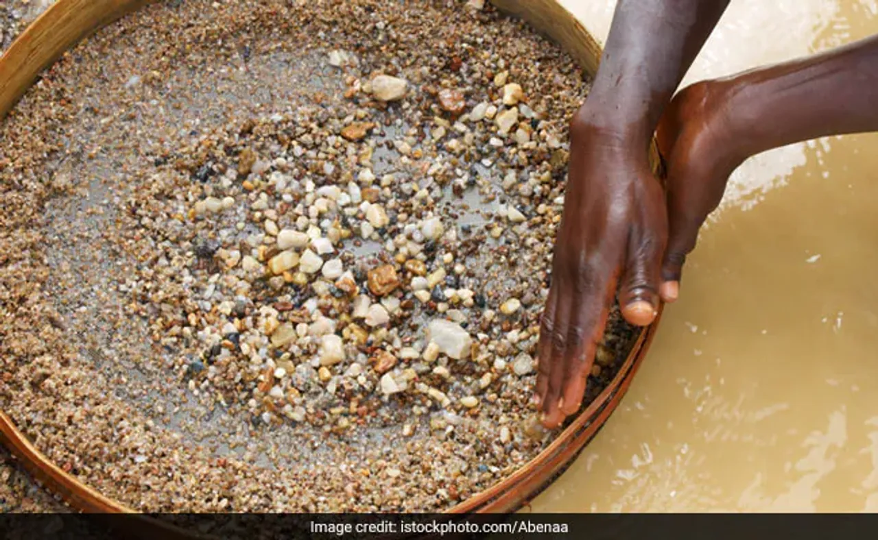 Woman Finds Diamond Worth 10 Lakh Rupees