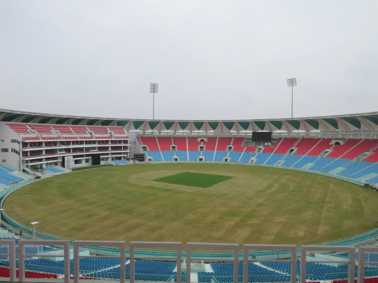 RCB vs SRH Weather Report at Ekana Stadium, Lucknow