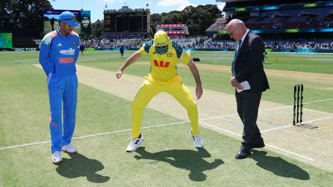 Shubman Gill Mitch Marsh 102325.jpg