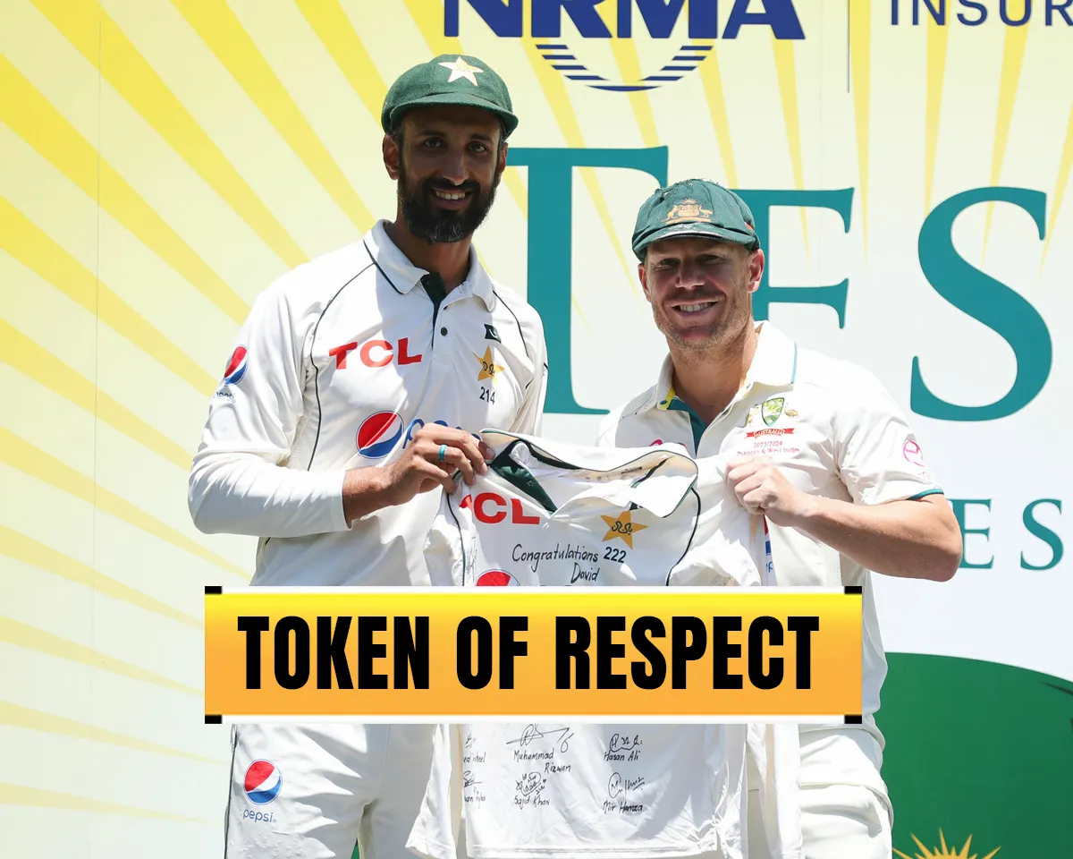 Shan Masood presents jersey to David Warner 