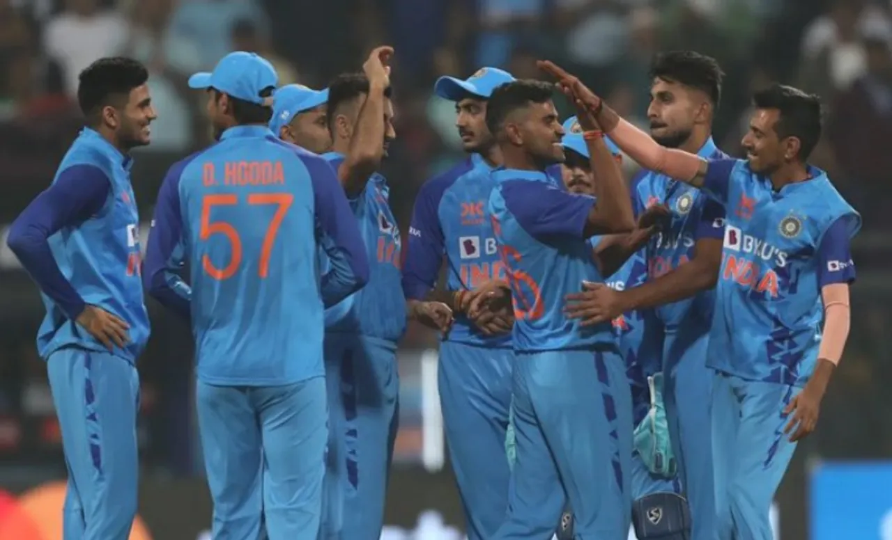 'Apun ko kuch daring karna hai' - Twitter floods with memes as Hardik Pandya opts Axar Patel for last over in first T20I against SL