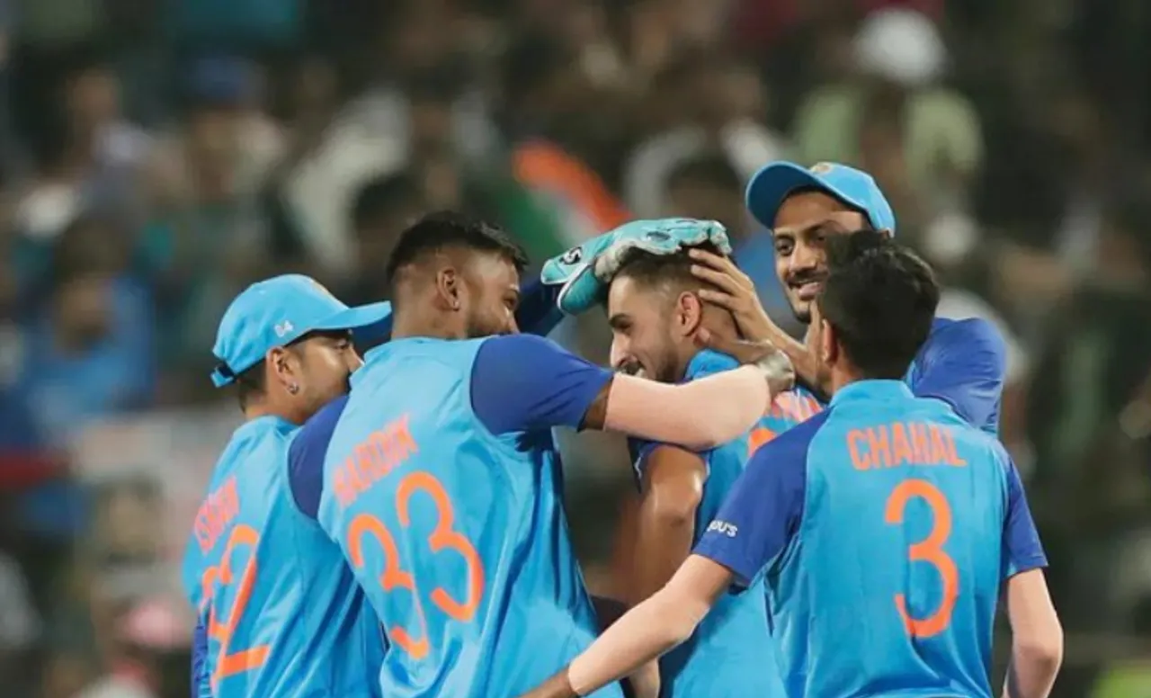 'Super Shooter of india'- Fans can't keep calm as Umran Malik rattles the stumps of Rajapaksa with a beauty!