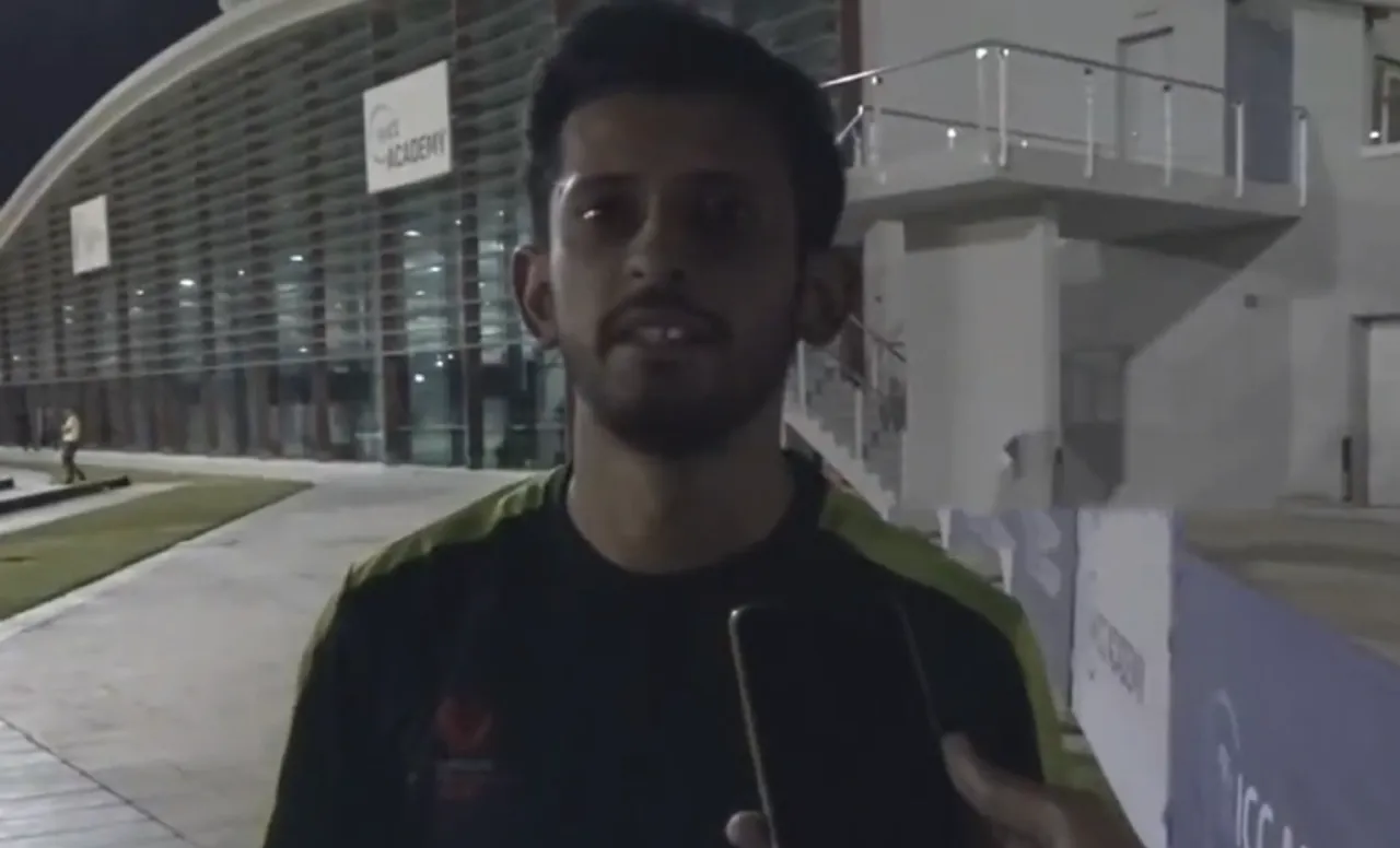 Pakistani fan gets emotional after clicking a picture with Virat Kohli