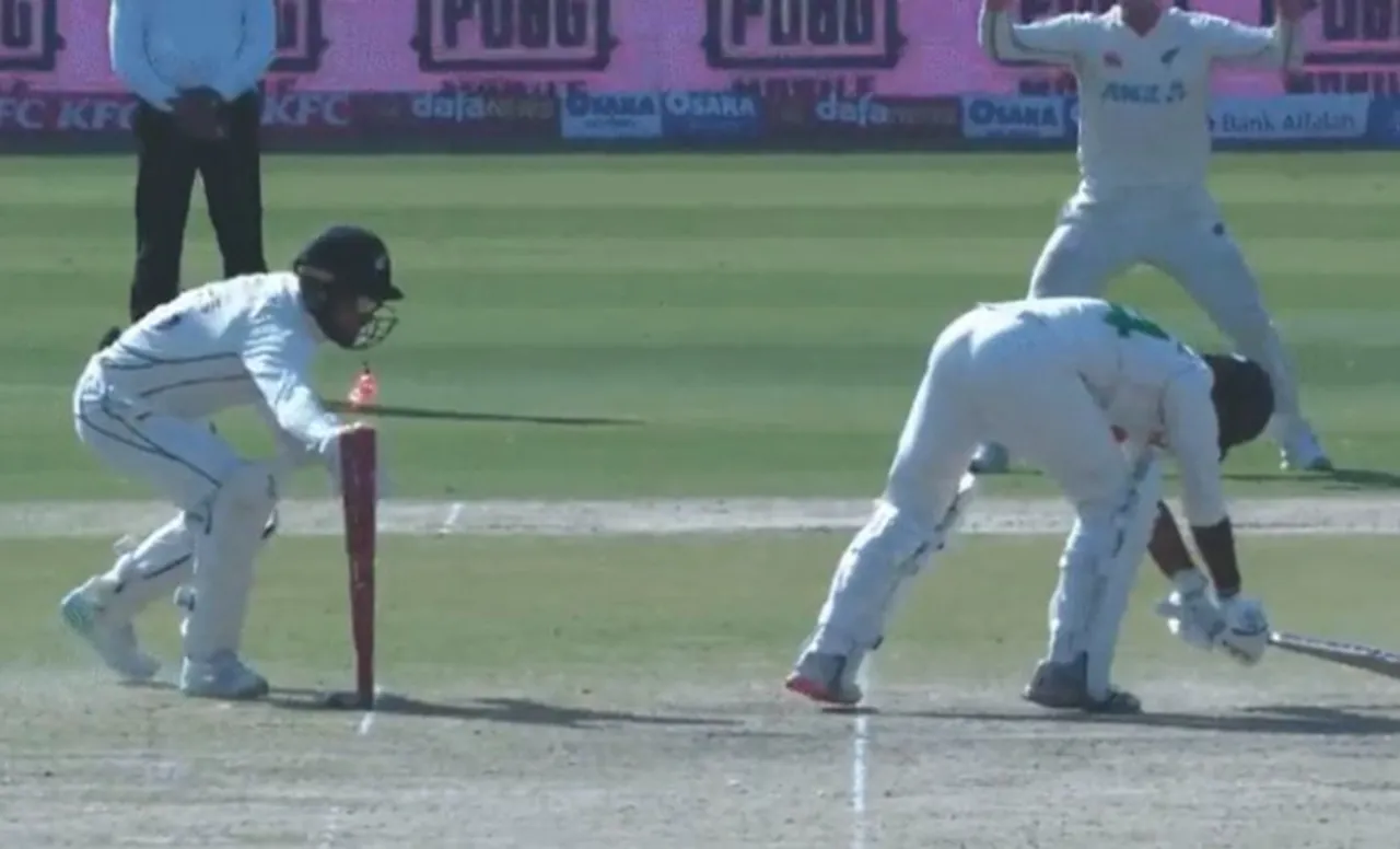 'Terrible, shameful' - Fans tear apart third umpire for upholding controversial decision to send off Sarfaraz Ahmed