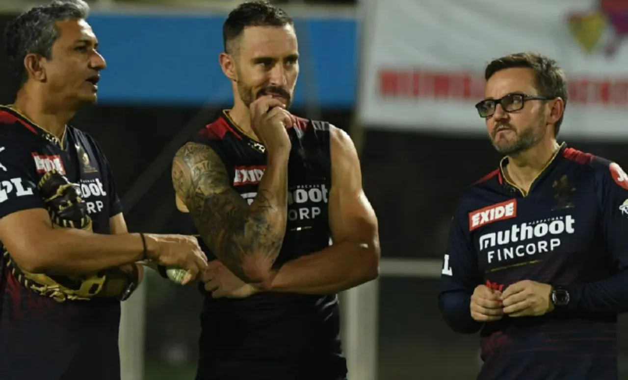 Mike Hesson and Sanjay Bangar with Faf du Plessis for RCB
