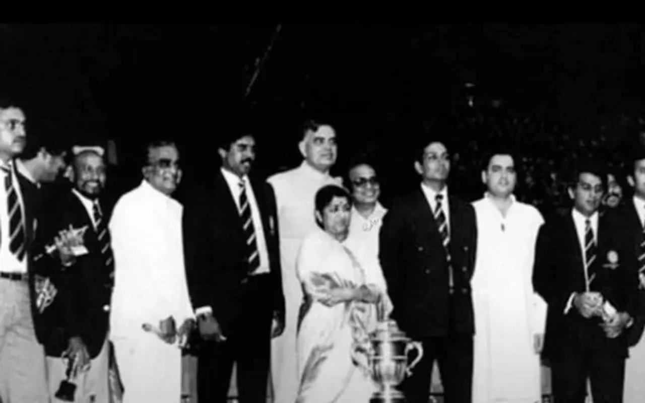 Lata Mangeshkar with 1983 India team. (Photo source; Twitter)