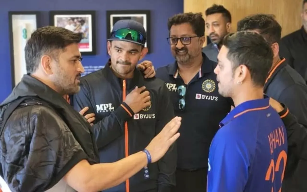 एमएस धोनी दूसरे टी-20 मैच के बाद भारतीय ड्रेसिंग रूम में दिखें, जानें क्यों?