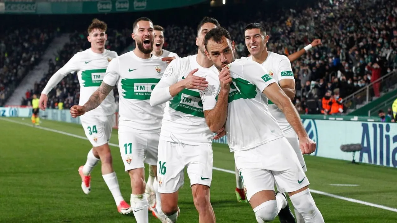 elche-cf-playing-at-estadio-martinez-valero-v2-67388