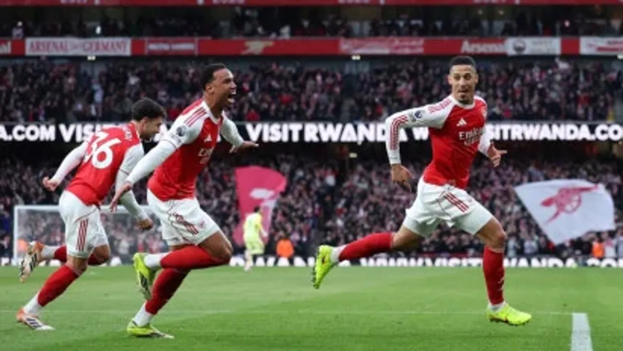 69a4d35dac78e-william-saliba-rayakan-gol-saat-arsenal-kalahkan-chelsea_412_232
