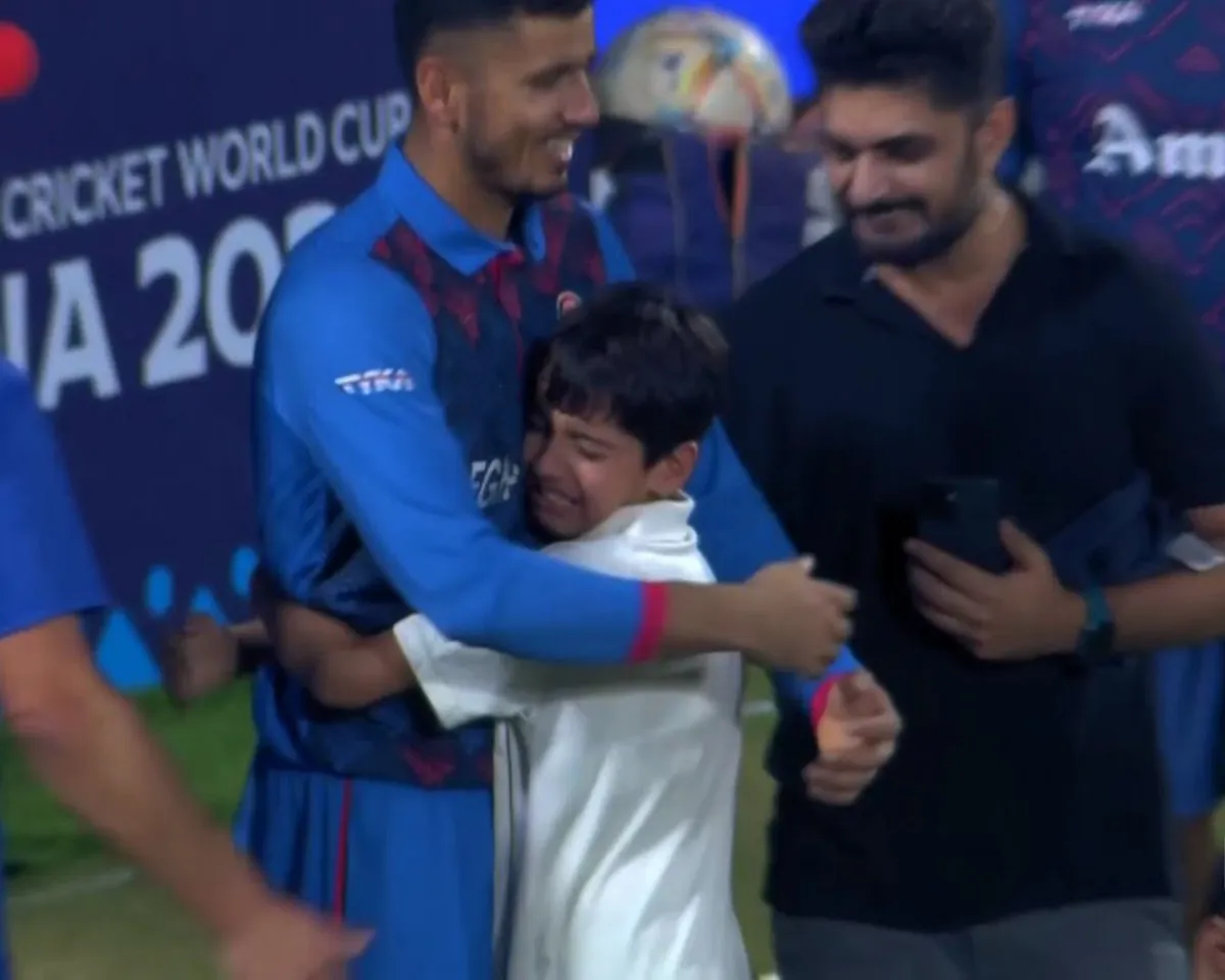 Mujeeb Ur Rahman hugs youn fan