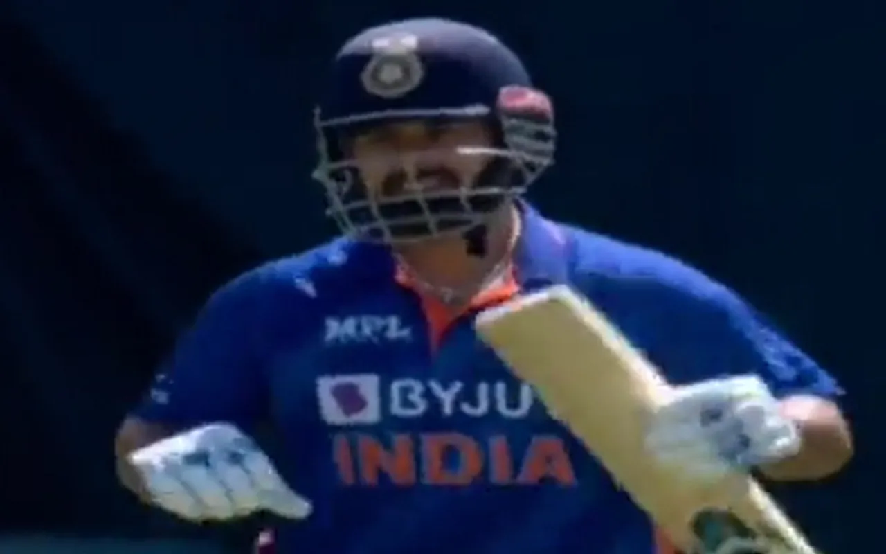 ‘Takkar Maar Du Kya’ - Rishabh Pant’s funny remarks once again caught on the stump mic: Watch