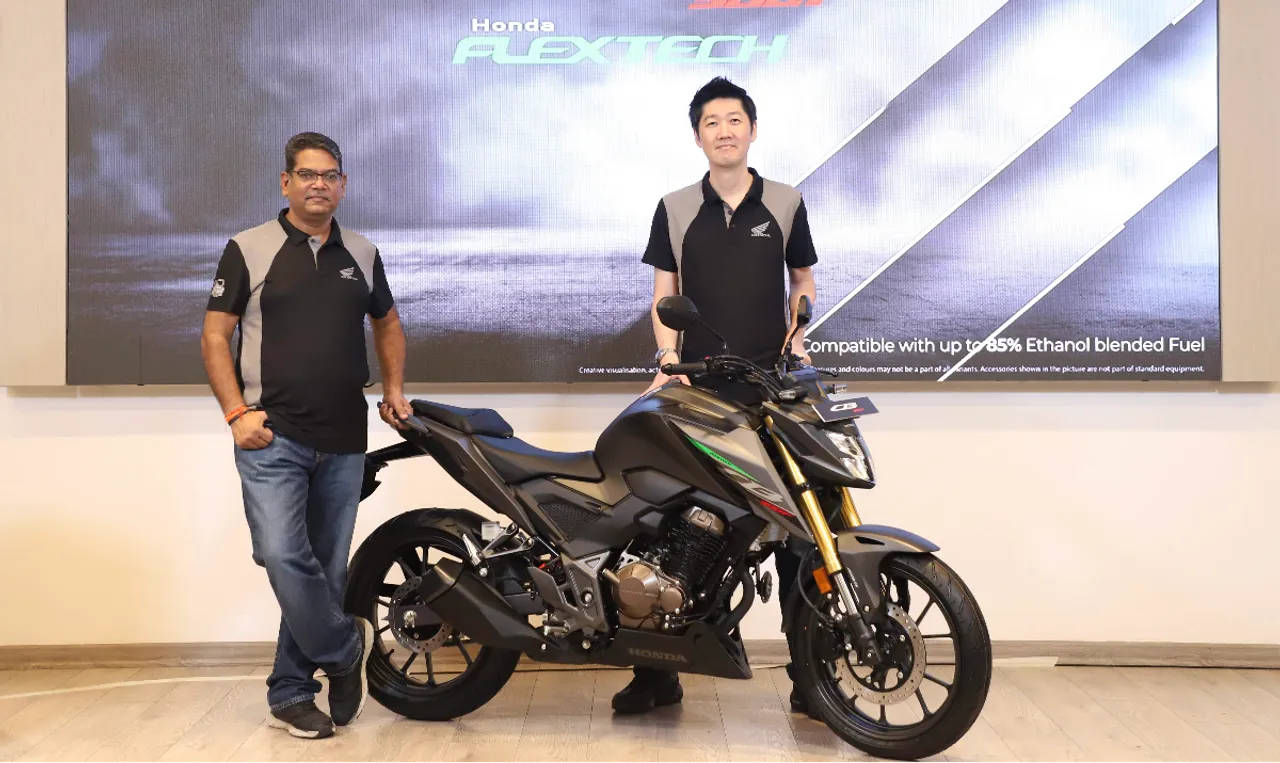 Mr. Yogesh Mathur (Director - Sales & Marketing, HMSI) and Mr. Takeshi Kobayashi (Director - Sales & Marketing, HMSI) with the new Honda CB300F Flex Fuel.jpg
