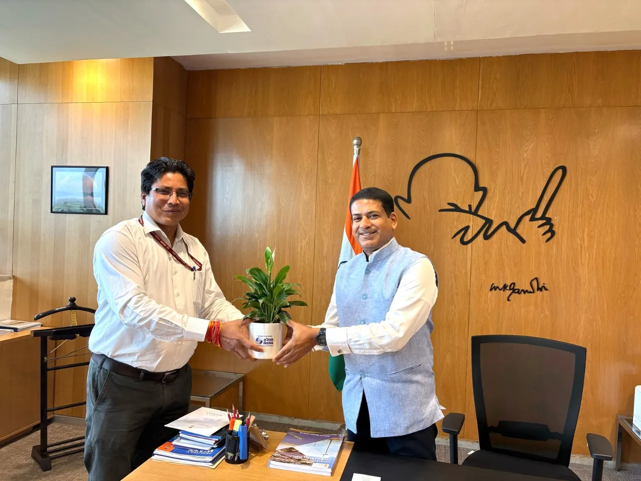 IREDA CMD Meets MNRE Secretary Dr. Santosh Kumar Sarangi