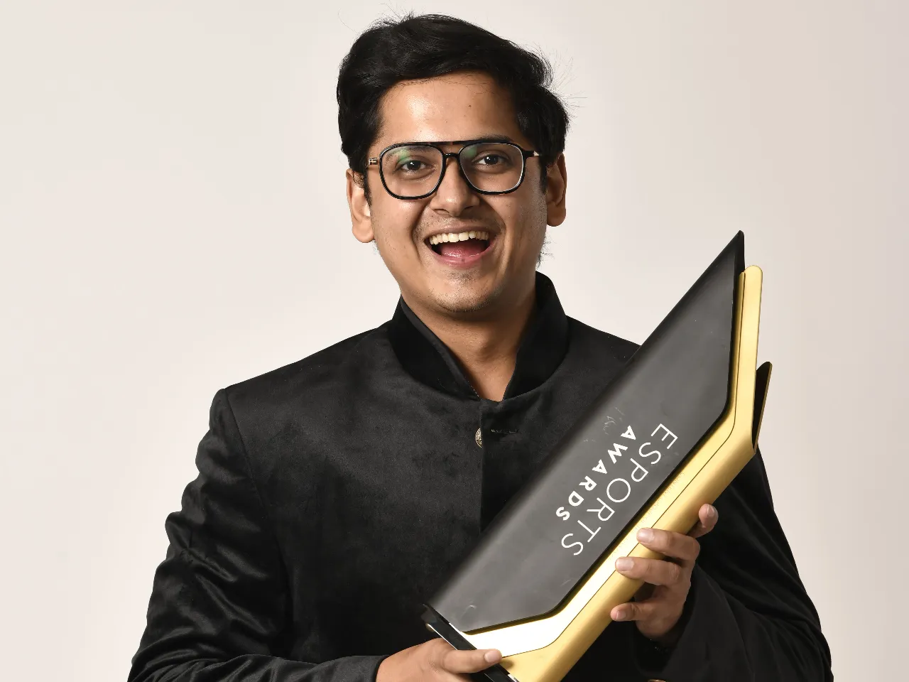 Mortal with the Esports Award for Content Creator of the Year.jpg