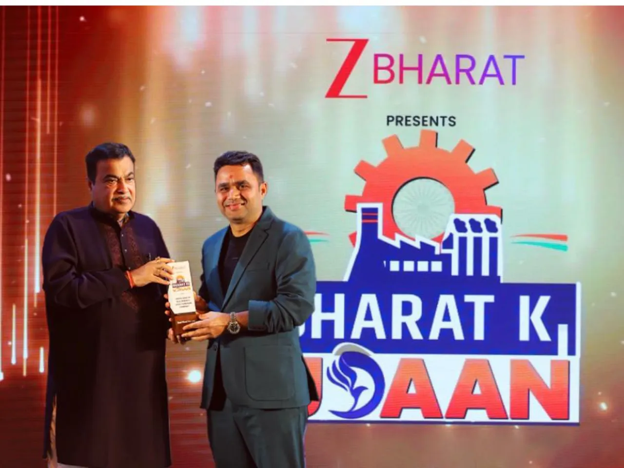 KDM founder N D Mali receiving Zee Bharat Ki Udaan Award from Union Minister Nitin Gadkari.jpeg