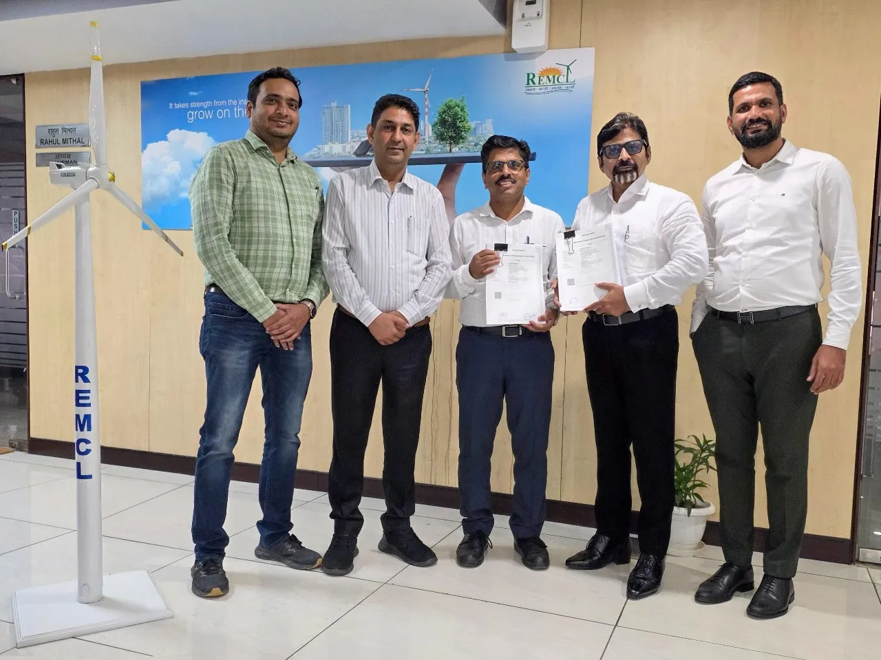 Mr Rizwan Jamali – GGM REMCL exchanging agreement with Mr Praveen Kakulte – CEO POWERCON