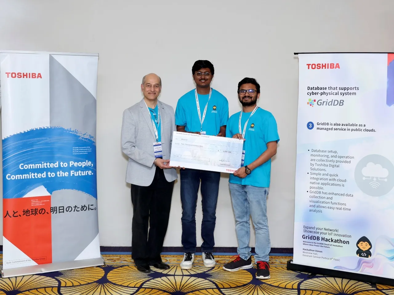 Mr Ramdas Baliga presenting the winner cheque to Team Deevia