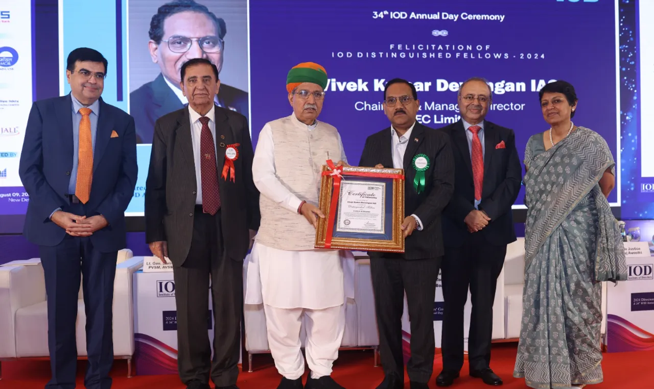 PIC -  Sh. Vivek Kumar Dewangan, CMD, REC receives ‘Distinguished Fellow’ Award 2024 by Institute of Directors.jpeg
