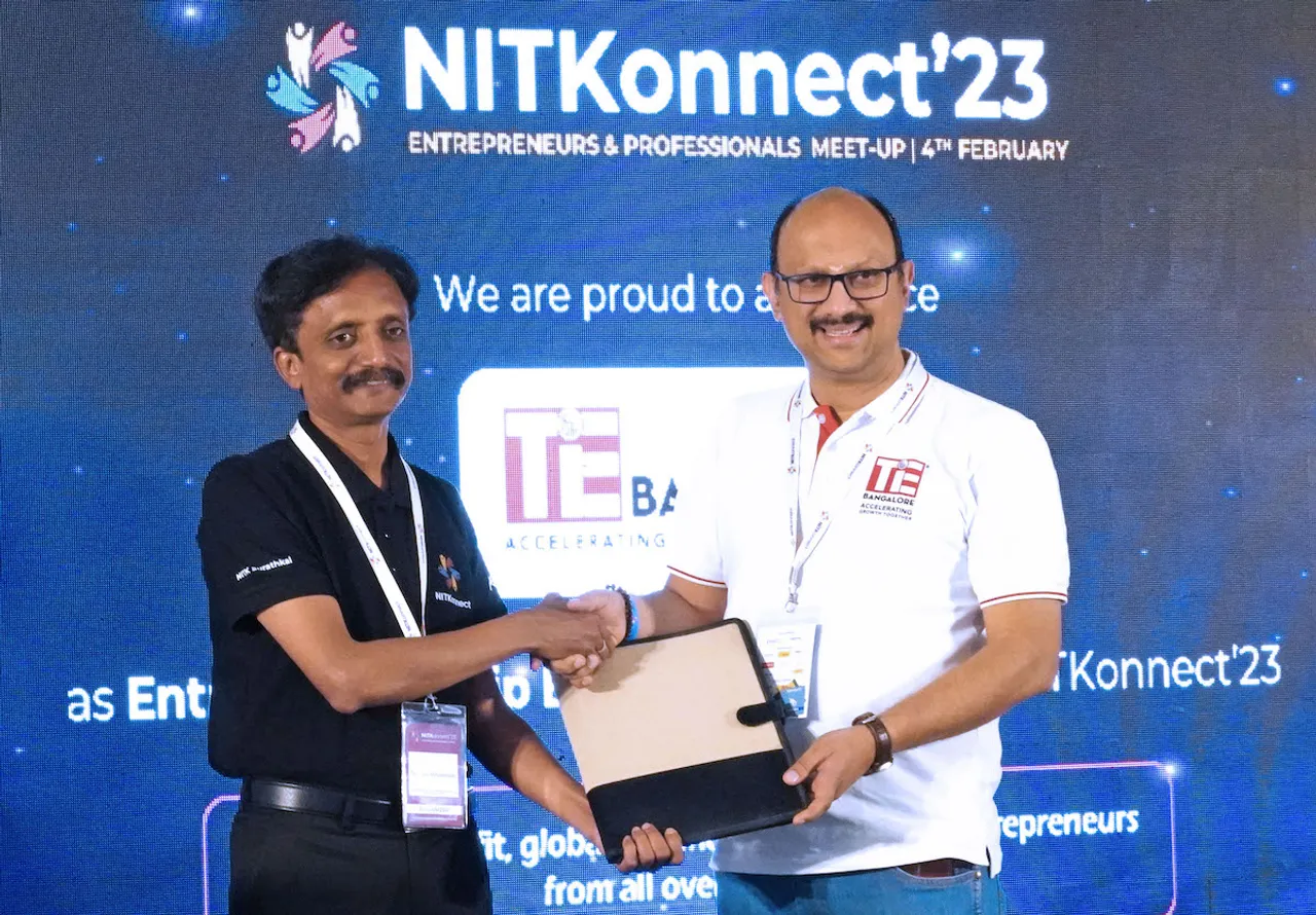 LTORMR.NIRANJAN M, PRESIDENT - NIITK ALUMNI ASSOCIAL-BANGALORE CHAPTER WITH MR MADAN PADAKI, President - TiE SINGNING MOU