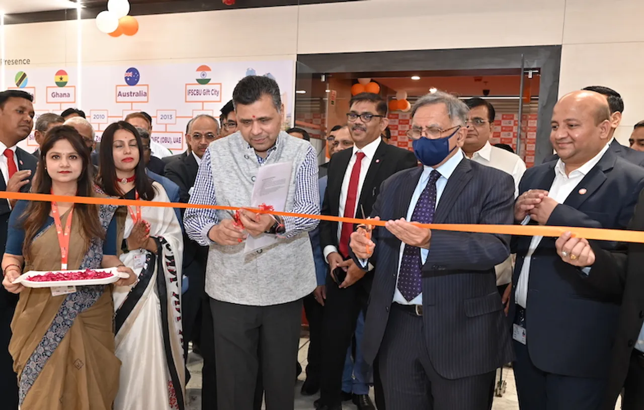 Shri Injeti Srinivas and Shri Sanjiv Chadha inaugurating the Bank’s new premises at GIFT IFSC, Gandhinagar today