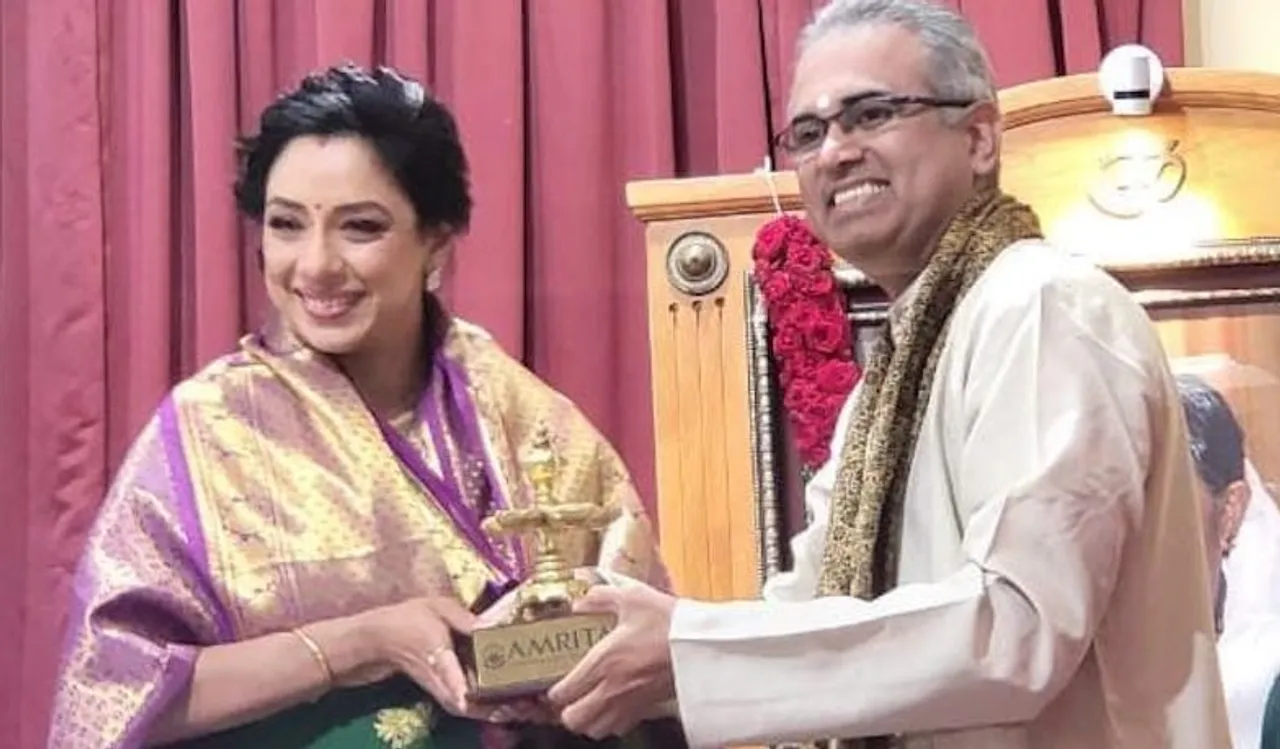 Actress Rupali Ganguly receieving momento at Whisper UNESCO event