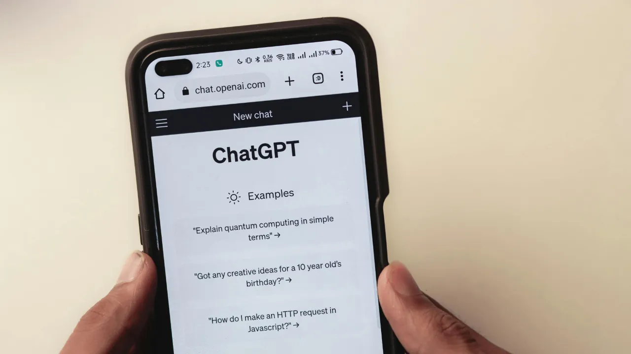 chat gpt crosses 800m