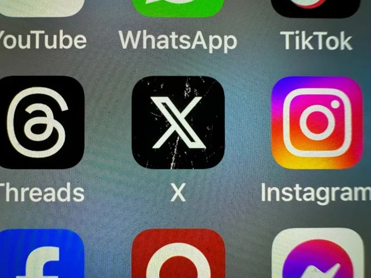 Threads daily iOS downloads