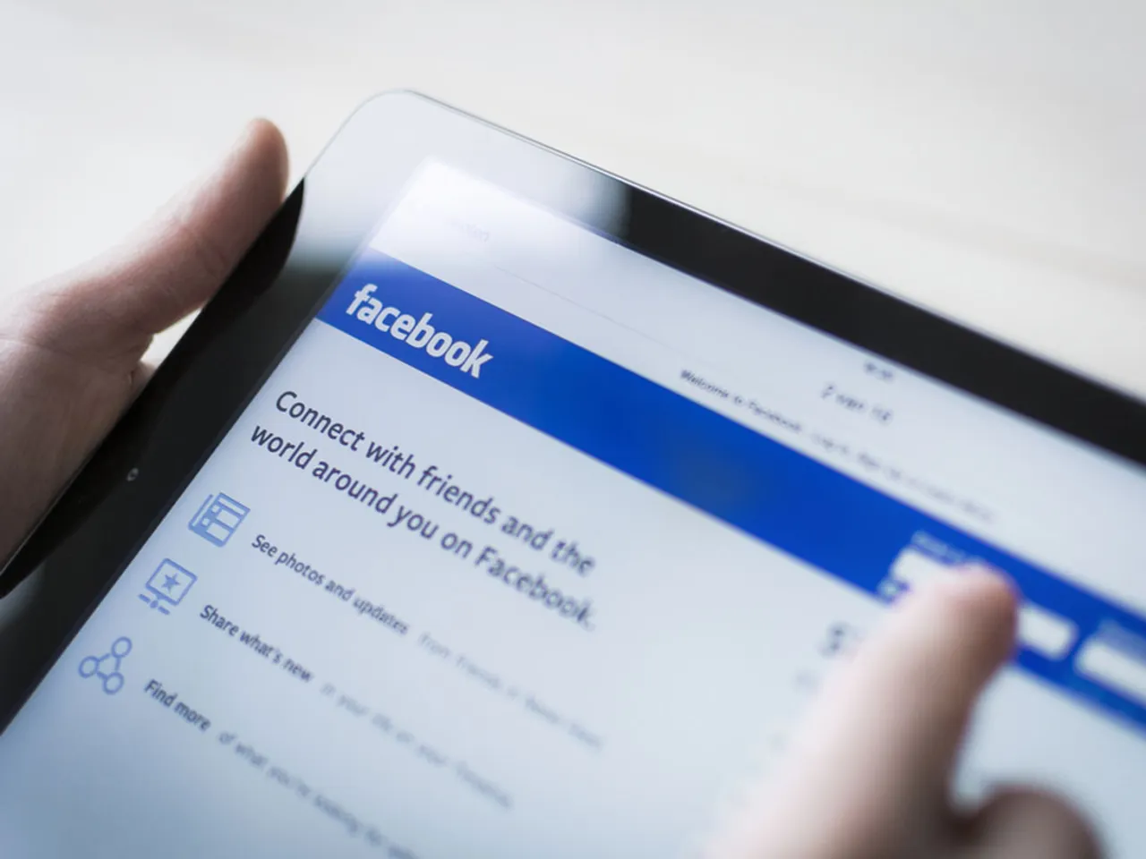 Facebook to highlight what friends are talking about*