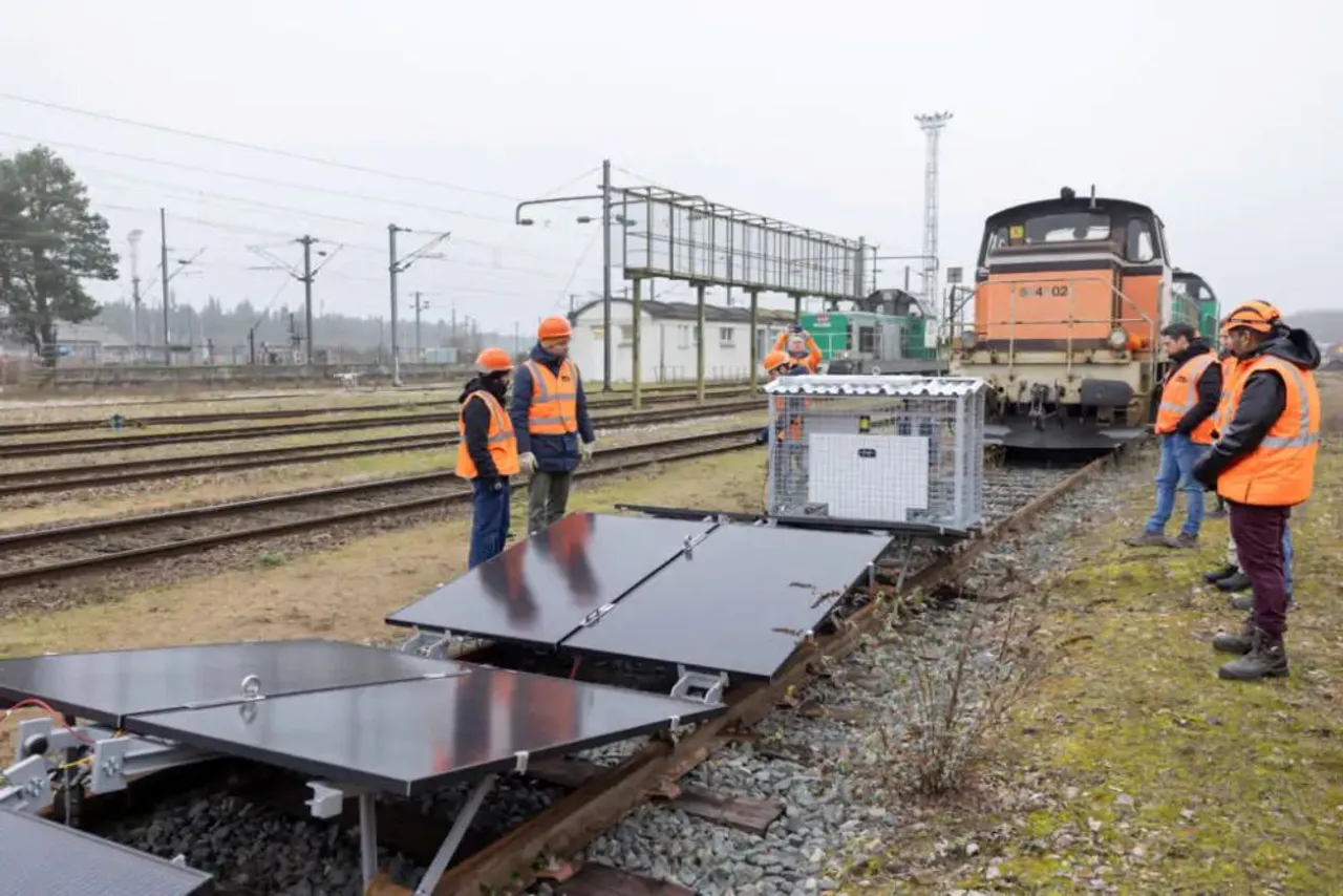 AREP’s modular solar-plus-storage system was designed for easy transport, quick setup, and secure rail installation without permanent foundations. Image Source: Railway Supply 