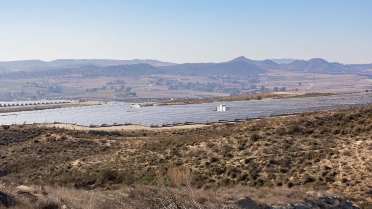 Around 3,700 tons of CO₂ emissions are expected to be offset each year by the Ginosa solar facility. 