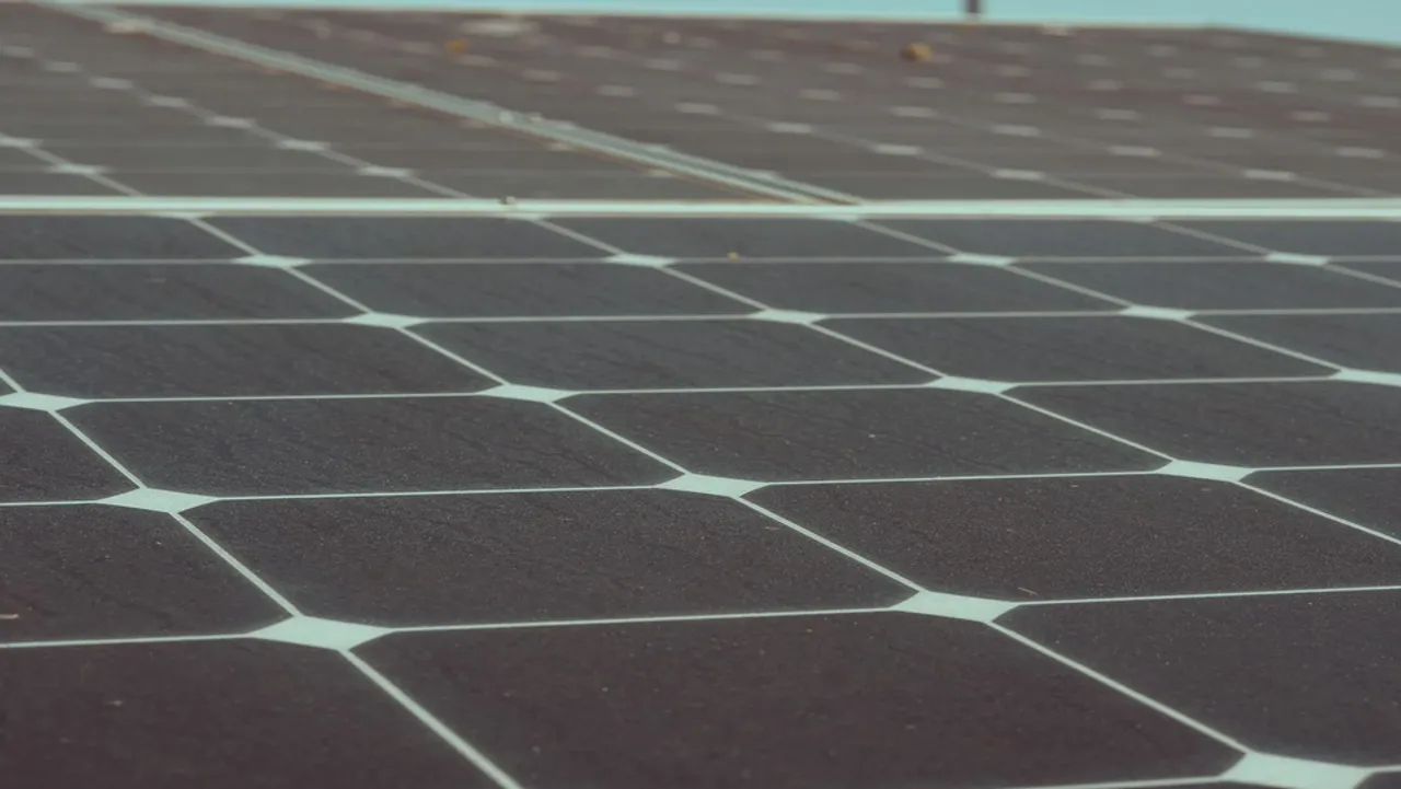 The 29.99 MW CGPP solar project used bifacial modules and trackers, aiming to avoid 55,380 tons of CO₂ each year.  