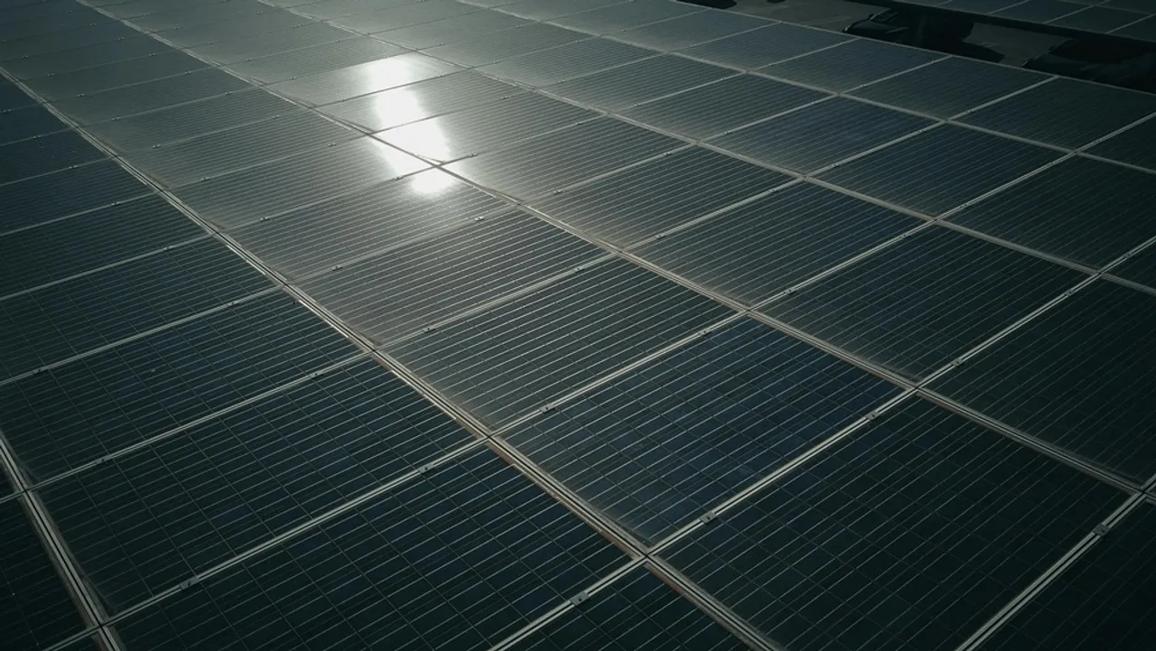 New Mexico’s community solar program allowed online sign-ups, offering bill discounts and projecting 3,700 jobs and $517 million in five years. 