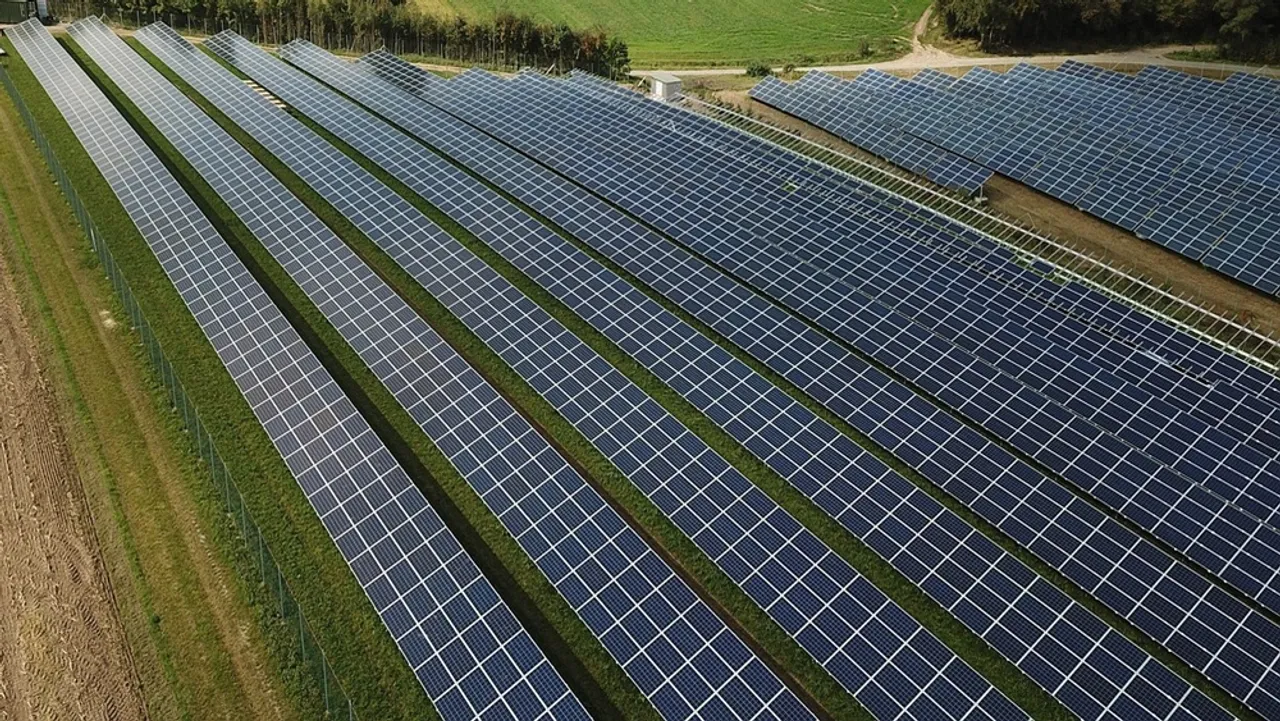 Over 6,710 tons of CO₂ emissions have been estimated to be avoided annually through Safeer’s solar project for Golden Chicken. 