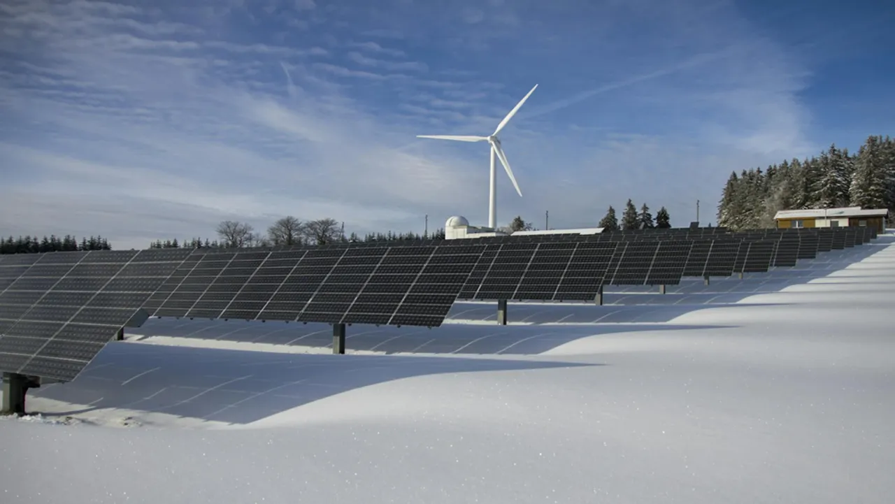 The 250 MW of solar wind battery projects progressed alongside Amphilochia storage under TERNA ENERGY and Masdar. 