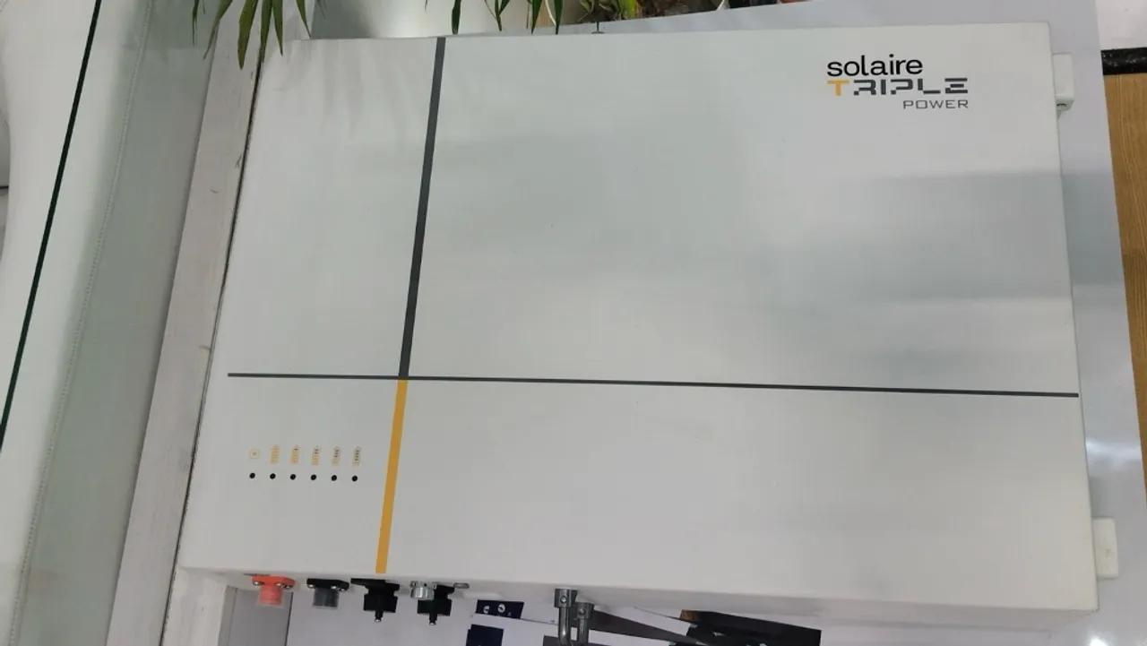 All inverter models feature Solaire Cloud for real-time monitoring, configuration, and performance tracking. 