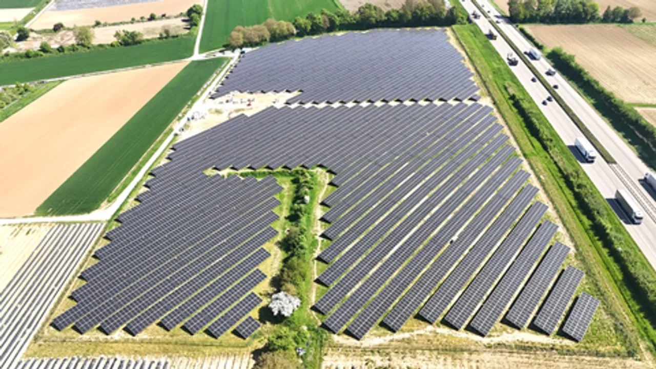 The DC-coupled system enables fewer inverters and transformers, lowering system costs and improving energy efficiency. 